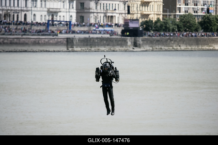 RED BULL AIR RACE 2018 BudapestJET PACK MAN-stock-foto