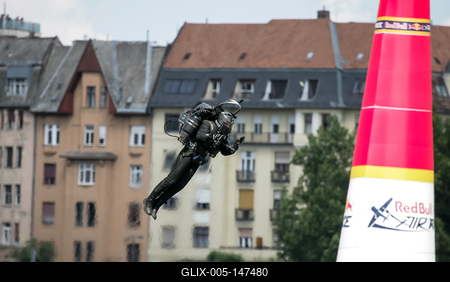 RED BULL AIR RACE 2018 BudapestJET PACK MAN-stock-foto