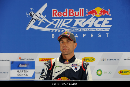RED BULL AIR RACE 2018 BudapestÚj pályacsúcsot ért el a Red Bull Air Race kvalifikációs napján  Martin Sonkasajtótájékoztató-stock-foto