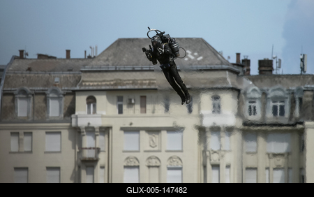 RED BULL AIR RACE 2018 BudapestJET PACK MAN-stock-foto