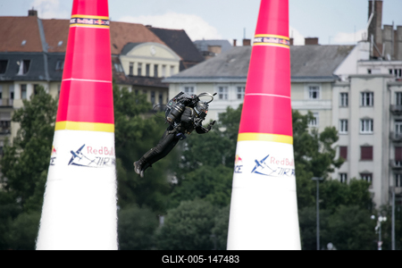 RED BULL AIR RACE 2018 BudapestJET PACK MAN-stock-foto