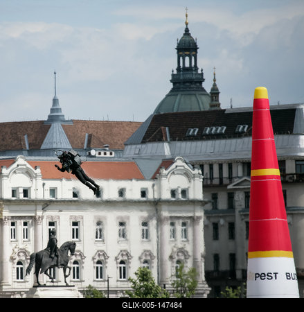 RED BULL AIR RACE 2018 BudapestJET PACK MAN-stock-foto