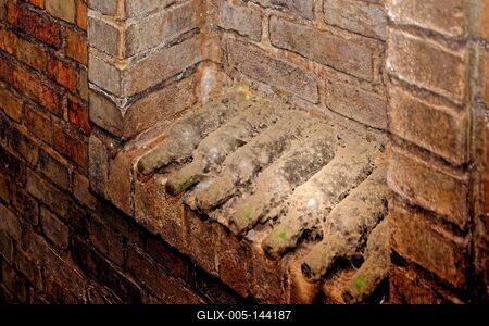 Nemes penésszel bevont régi bor üvegek a Kovács borházban, Hajóson-stock-foto