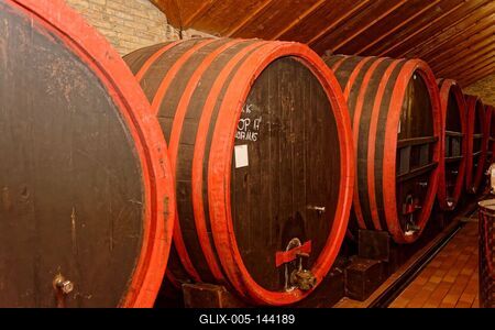 Régi nagy hordó bor, ovális alakú a Frittmann pincében-stock-foto