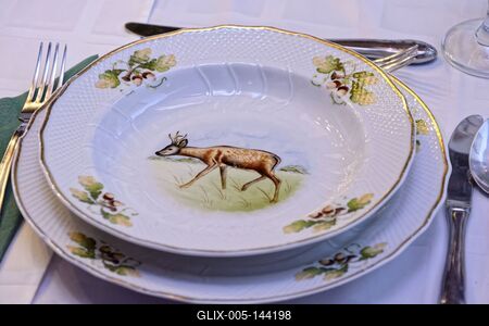 Hollóházi vadászos porcelán tányér őzbak mintával-stock-foto