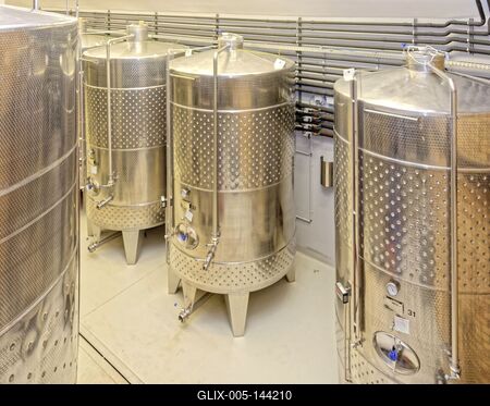 Rozsdamentes  acél bot tartályok a Frittmann borászatban-stock-foto