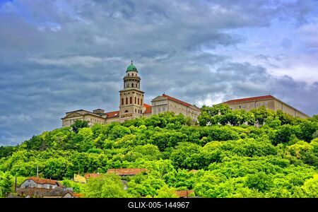 Bencés Főapátság Pannonhalma felhős időben-stock-foto