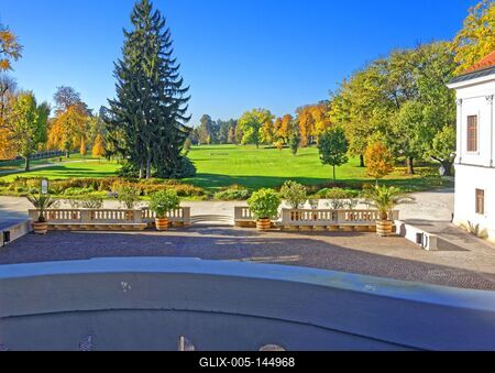 Gödöllő királyi kastély díszudvara és parkja-stock-foto