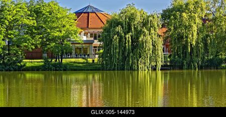 Nyíregyháza, Aquarius gyógyfürdő, fűzfák és a Sóstó-stock-foto