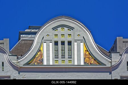 Nyíregyháza, Takarékpalota késő eklektikus stílus, gazdagon díszített kupolaszerű lezárás-stock-foto