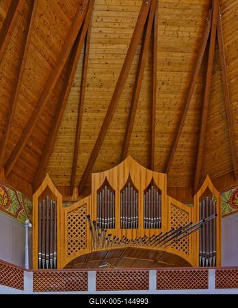 Kirchen Orgel unterm Holz Dach-stock-foto