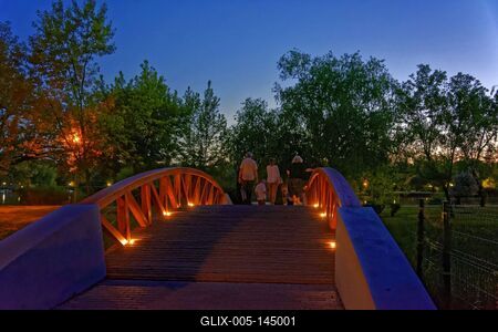 Nyíregyháza, átkelés a hídon szürkületkor a Sóstónál-stock-foto