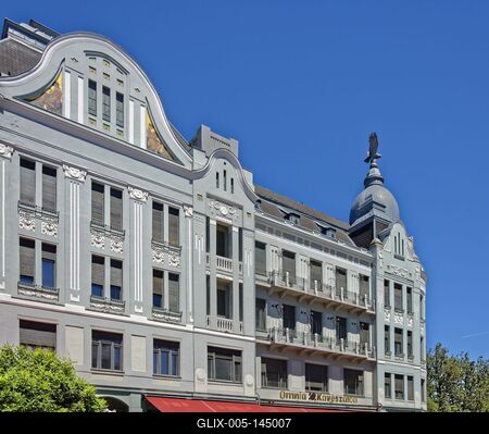 Nyíregyháza, Takarékpalota holokzata, késő eklektikus stílusban-stock-foto