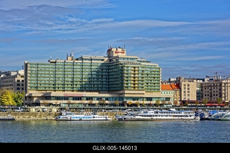 Nagy hotel a Duna parton, Budapesten-stock-foto