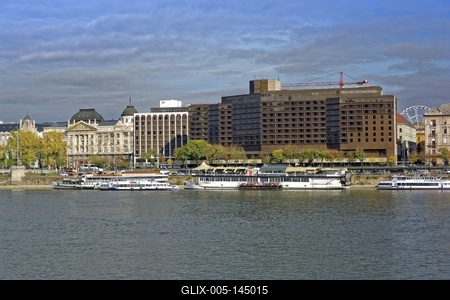 Nagy Hotel a Dunacorzón Budapesten-stock-foto