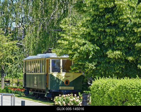 Nyíregyháza, MÁV Bérház régi villamos a parkban-stock-foto