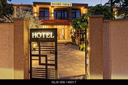 Nyíregyháza, Hotel Írisz esti fényben a Sóstón-stock-foto