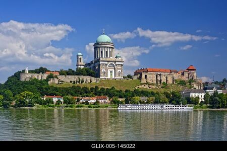 Luxushajó Esztergom kikötőben, Bazilika és várhegy-stock-foto