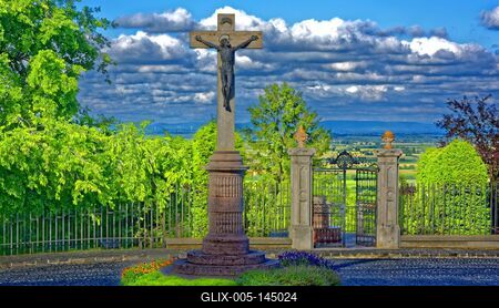 Kő feszület zivatar felhők között,Pannonhalmán-stock-foto