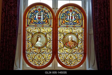 Gödöllő királyi kastély, Ólomüveg ablakok Erzsébet királyné és Ferenc József király ábrával-stock-foto