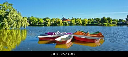 Nyíregyháza,tarka csónakok a Sóstón-stock-foto