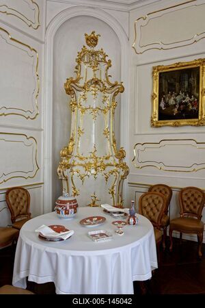 Gödöllő királyi kastély, Erzsébet királyné reggeliző szalonja aranyozott kandalóval-stock-foto