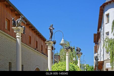 Nyíregyháza, a négy évszakot muzsikálók, alakjaiban megjelenítő, szobrok-stock-foto