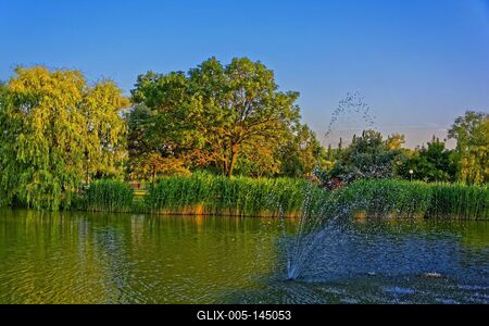 Nyíregyháza, szökőkút a Sóstóban, naplemente-stock-foto