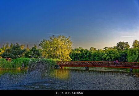 Nyíregyháza, Sóstóban szökőkút és híd naplementekor-stock-foto
