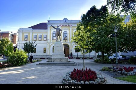 Hajdúnánás, köztársaság tér és a Városháza Kossuth szoborral-stock-foto