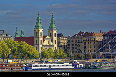 Belvárosi Plébánia templom Budapest, a dunával és hajókkal-stock-foto