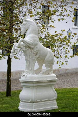 A Gödöllői Királyi Kastély déli épületszárnyait 2009-2011-ben európai uniós forrásokból restaurálták. Ekkor újult meg a Rudolf-szárny, a lovarda, valamint az istállók által határolt udvarrész, az ún. Schimmelhof is, amely elnevezés-stock-foto