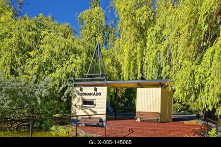 Nyíregyháza, Csónakázó bódé a fűzfák alatt a Sóstón-stock-foto