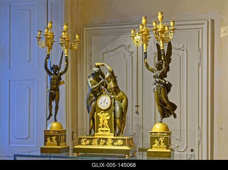 Eszterházy kastély kincsei, óra figurákkal és két angyal arany  karos gyertyatartókkal-stock-foto