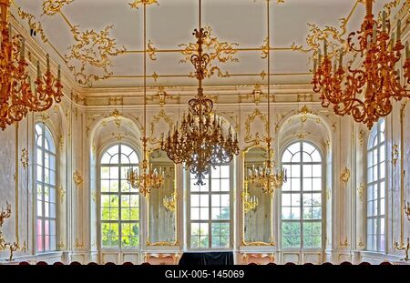 Díszterem, A kastély reprezentatív nagyterme. Márványborítású, mennyezetét virágos - indás aranyozott stukkó díszíti. A terem pompája kiváló lehetőséget nyújt gálavacsorák, esküvői ceremóniák, ünnepi rendezvények, koncertek lebo-stock-foto