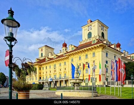 Eszterházi kastély, díszkúz és ország zászlók, Kismarton, Eisenstadt-stock-foto