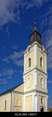 Panyola református templom tornya emelkedik a kék égbe-stock-foto