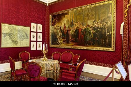 Gödöllő királyi kastély, úri szalon óriási festménnyel a falon, képek, űlő garnitúra, kerek asztal-stock-foto