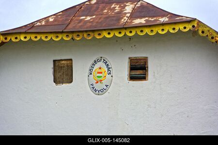 Községi Tanács Panyola, öreg tábla régi csillagos címerrel-stock-foto