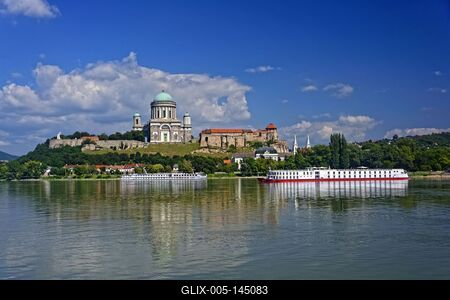 Esztergom Bazilika előtt két luxushajó a dunán-stock-foto