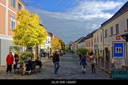 Főutca emberekkel Kismarton, Eisenstadt-stock-foto