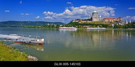 Esztergomi Bazilika a várheggyel, két luxushajó, kikötő és a Börzsönyi hegység-stock-foto