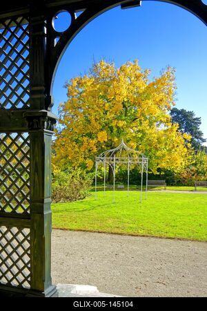 Erzsébet királyné elôkertjét és Erzsébet verandáját, mely egykoron a királyné személyes használatú, hangulatosvirágoskertje és romantikus terasza volt, 2010 nyarától a kastély különleges kültéri helyszíneként ajánljuk, különös-stock-foto