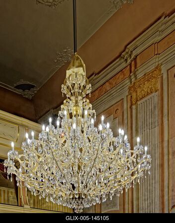 A le s fel húzható Bohémia csillár 600 kilogramm, a legmagasabb kristálytartalommal.-stock-foto