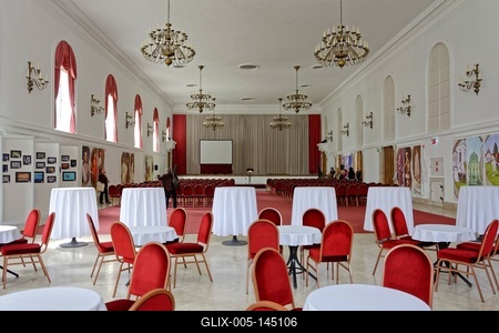 A 2010 decemberében elkészült Lovarda különleges lehetôséget nyújt rendezvények számára. A 636 nm-es, oszlop nélküli, muemléki környezetben lévô terem Európában is ritkaságnak számít. A hozzá tartozó korábbi  nyeregkamrával, az al-stock-foto