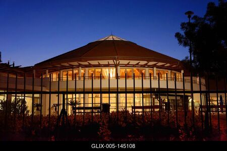 Nyíregyháza, sóstó Aquarius gyógyfürdő esti fényben-stock-foto