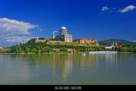 Esztergomi bazilika, Várhegy, Duna és luxushajó-stock-foto