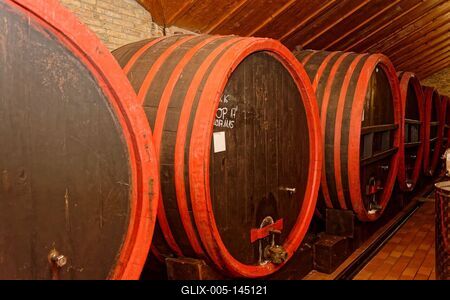 Régi nagy hordó bor, ovális alakú a Frittmann pincében-stock-foto