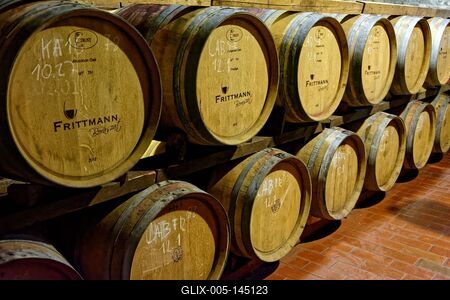 Sok fa hordó a Frittmann borászat pincéjében-stock-foto