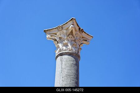 Korinthoszi oszlop, oszlopfővel-stock-foto